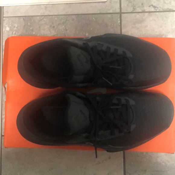 I am selling these shoes because they got small on me and I have only worn once - Picture 7 of 9